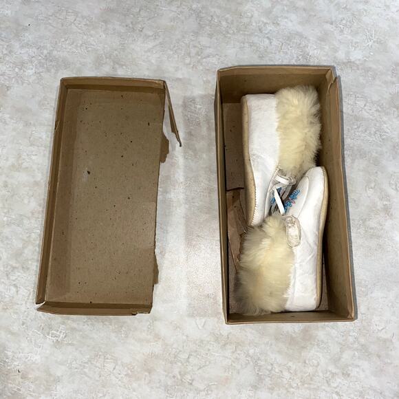 Vintage 1948 Minnehaha Moccasin baby slippers w/ white leather & rabbit fur trim - Picture 10 of 11